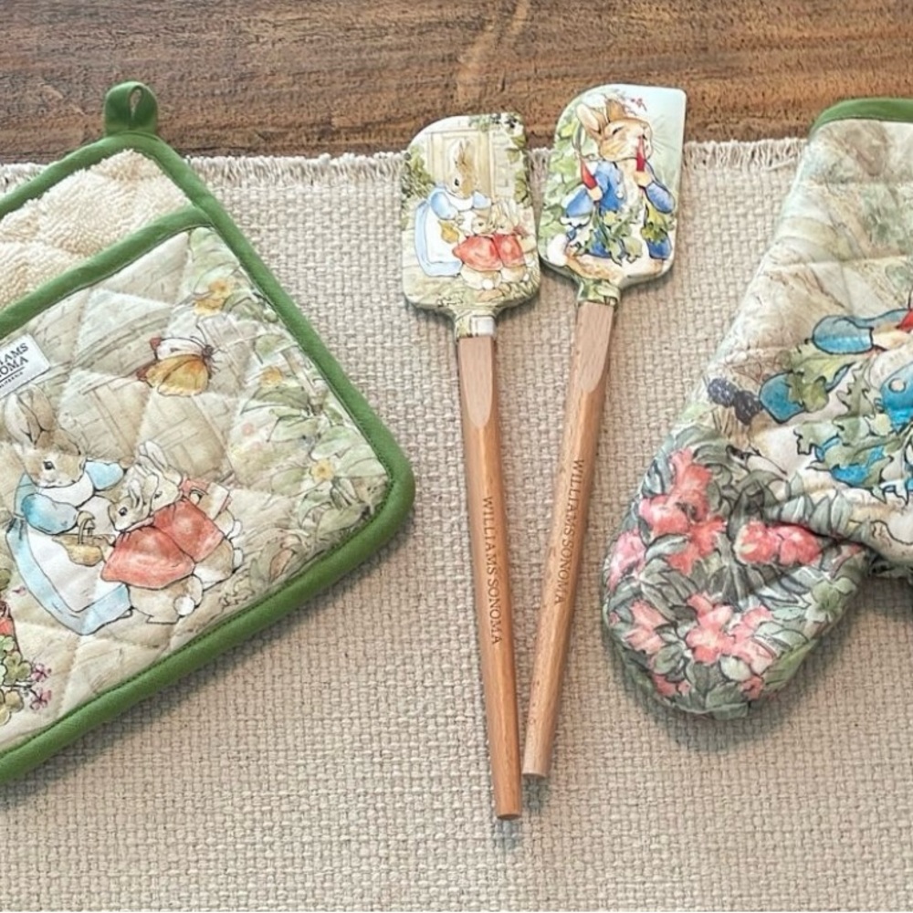 ❤️SOLD❤️Williams Sonoma Peter Rabbit Kitchen Set with Green Trim